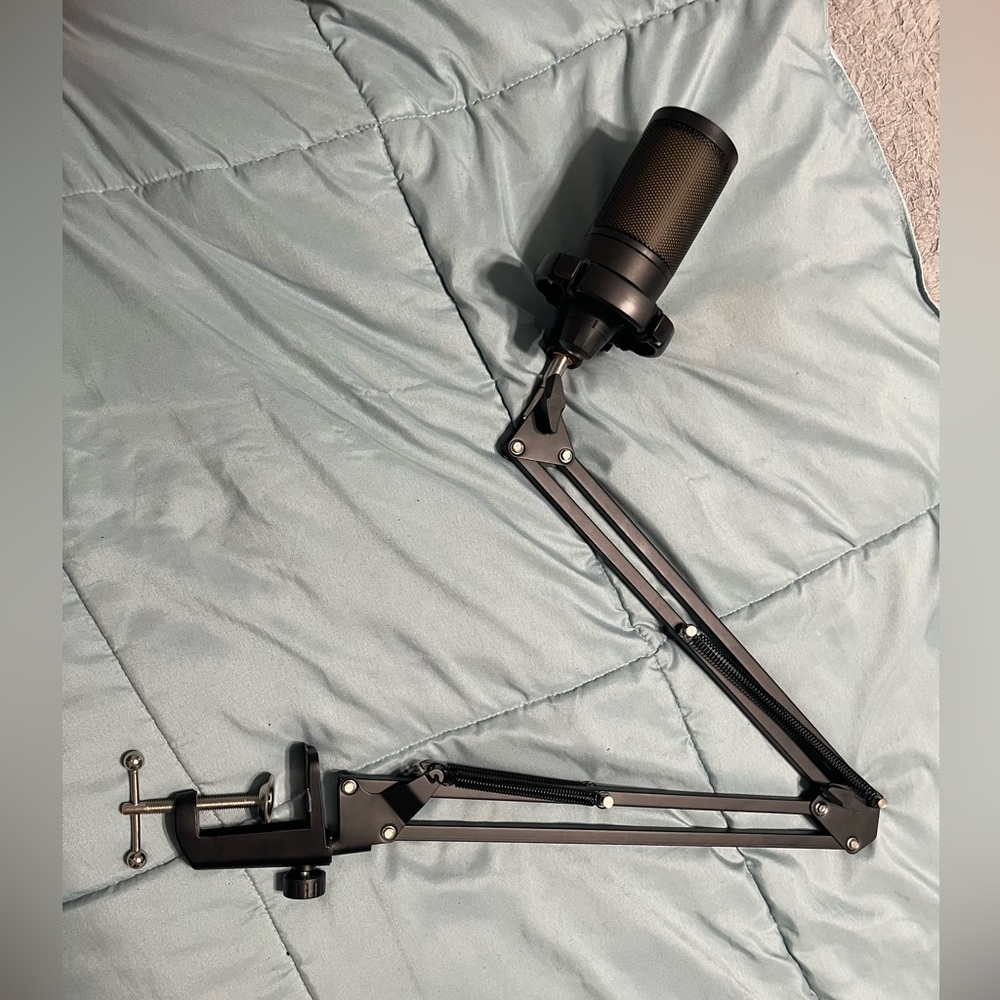 Boom arm gaming microphone